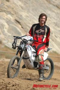 摩托车越野车和超级摩托车巨星米奇·戴蒙德(Micky Dymond)把自己插进了Zero x。他认为Zero可能比传统的越野车更快