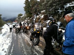 尽管GS自行车能够穿越各种地形，但约塞米蒂的一场简单的暴风雪就让当地警察寸步难行，拒绝让一大群GS自行车通过。我们与法律抗争，法律赢了。图片来源:作者