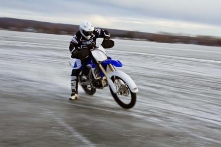 摩托车冰上竞速弯道