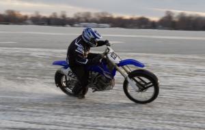 摩托车冰上竞速