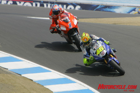 MotoGP比赛的特色是凯西·斯通纳和瓦伦蒂诺·罗西之间的英勇战斗。