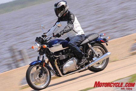 旧的和新的同时,博纳维尔始终是一个漂亮的摩托车,甚至在50岁。