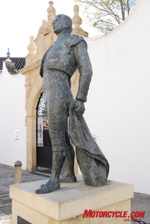 斗牛是隆达历史的核心。这座安东尼奥·奥多伊兹的纪念碑矗立在托罗斯·隆达广场外。