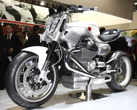 Moto Guzzi将V12 X描述为“独一无二”的摩托车，但从精神上讲，它听起来与Miguel Galluzzi的另一款作品Ducati Monster相似。